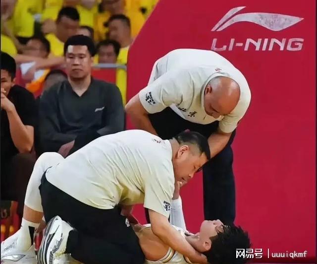 争议 篮协24小时沉默藏何玄机？凯发网址曾凡博伤退引爆CBA判罚(图2)